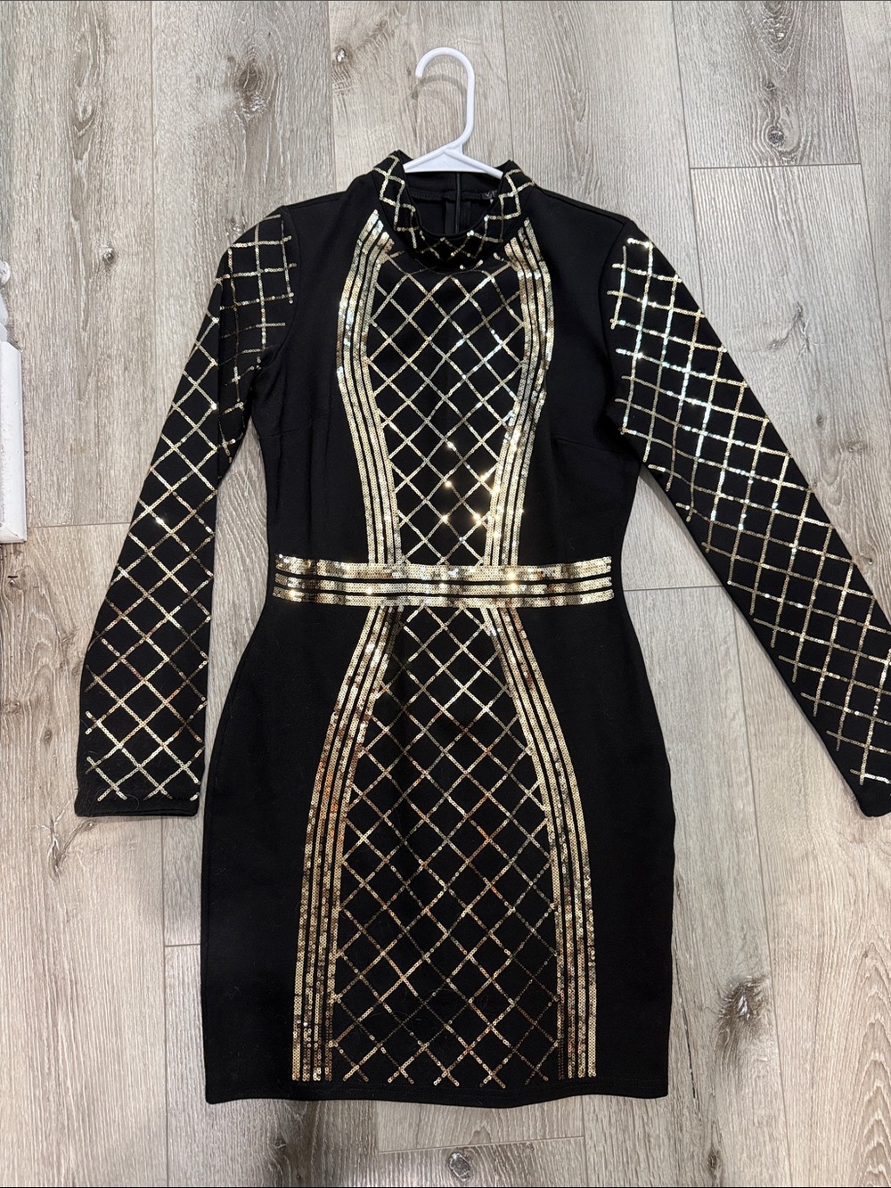 Venus Size 6 Black and Gold Long-Sleeve Bodycon Dress
